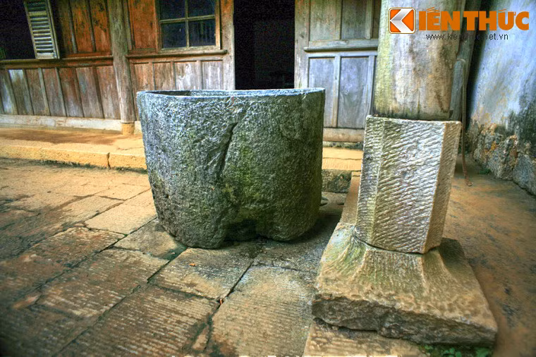 Dù có vẻ ngoài thô mộc, chiếc bồn này đòi hỏi công sức rất lớn của những người thợ làm đá khi họ phải tỉ mẩn khoét rỗng ruột một khối đá lớn với độ chính xác cao.