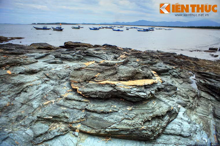 Nằm bên bờ biển thuộc địa phận xã đảo Tam Hải, huyện Núi Thành, tỉnh Quảng Nam, bãi đá Bàn Than là một thắng cảnh thiên nhiên nổi tiếng của mảnh đất di sản miền Trung.