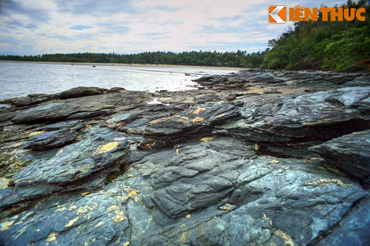 Theo những bậc cao niên trong vùng, cái tên Bàn Than có nghĩa là những mặt bàn có màu đen như than.