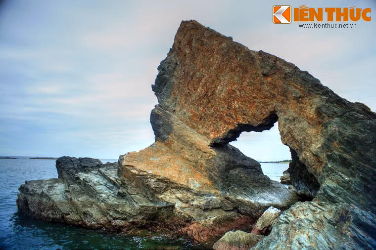 Đây cũng là một cổng vòm đá tự nhiên lớn bậc nhất của Việt Nam.
