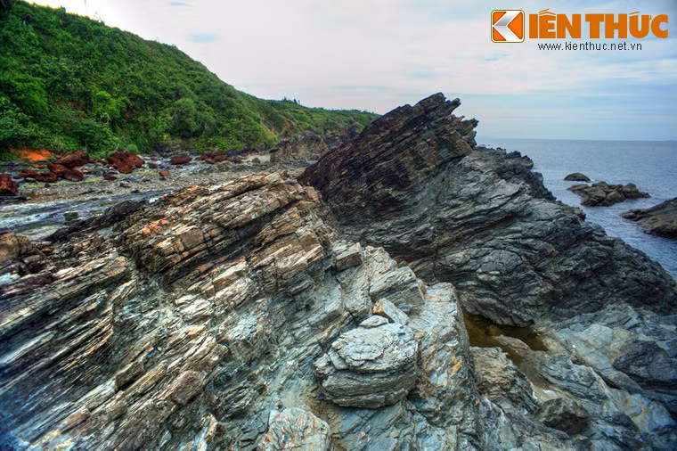 Tương truyền, những người ngư dân khi đi tàu ngoài biển khơi trông vào bãi đá thì thấy những khối đá bàn có bề mặt bằng phẳng khổng lồ màu đen bóng nên đã đặt ra cái tên này.