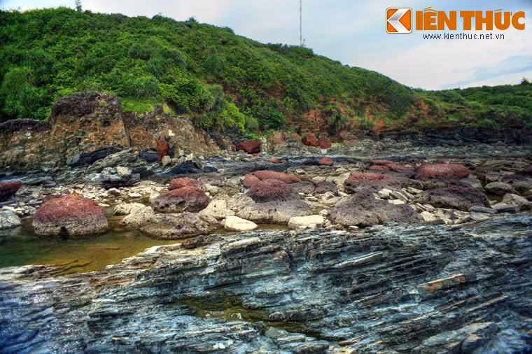 Bên cạnh màu xám đen, nhiều khối đá có màu xanh, nâu, vàng hoặc đỏ...