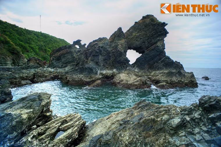 Nổi tiếng nhất là khối đá hình vòm cổng có tên Ông Đụn - Bà Khe, gắn với một truyền thuyết cảm động của người dân trong vùng.