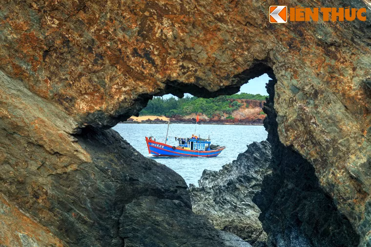 Cảnh thiên nhiên kỳ thú còn được tô điểm bằng những con tàu cá chạy ngược xuôi.