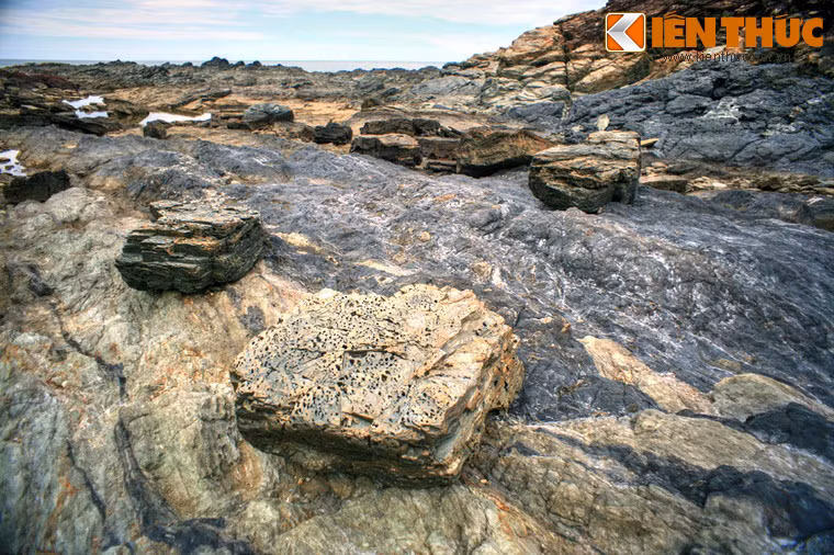 Cho đến nay, bãi đá Bàn Than vẫn còn nguyên vẻ đẹp hoang sơ, chưa chịu nhiều tác động từ sự phát triển của du lịch.