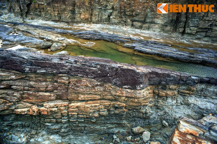 Những hồ nước tự nhiên trong veo len lỏi giữa các khe đá khiến khung cảnh thêm phần thơ mộng.