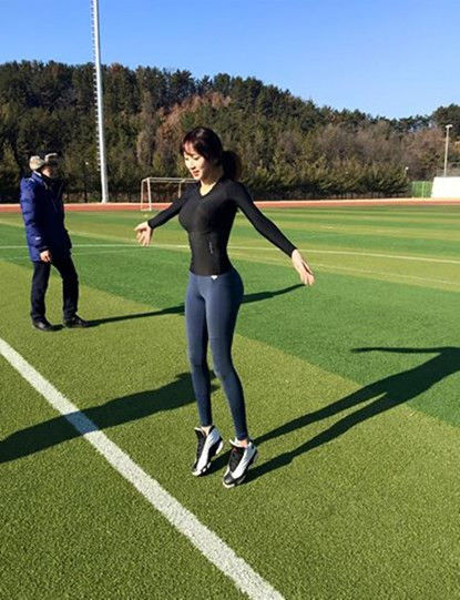 Những bức ảnh của cô được lan truyền chóng mặt trên diễn đàn mạng và ai nấy chỉ biết thốt lời khen với vóc dáng "thần thánh" của mỹ nữ này.