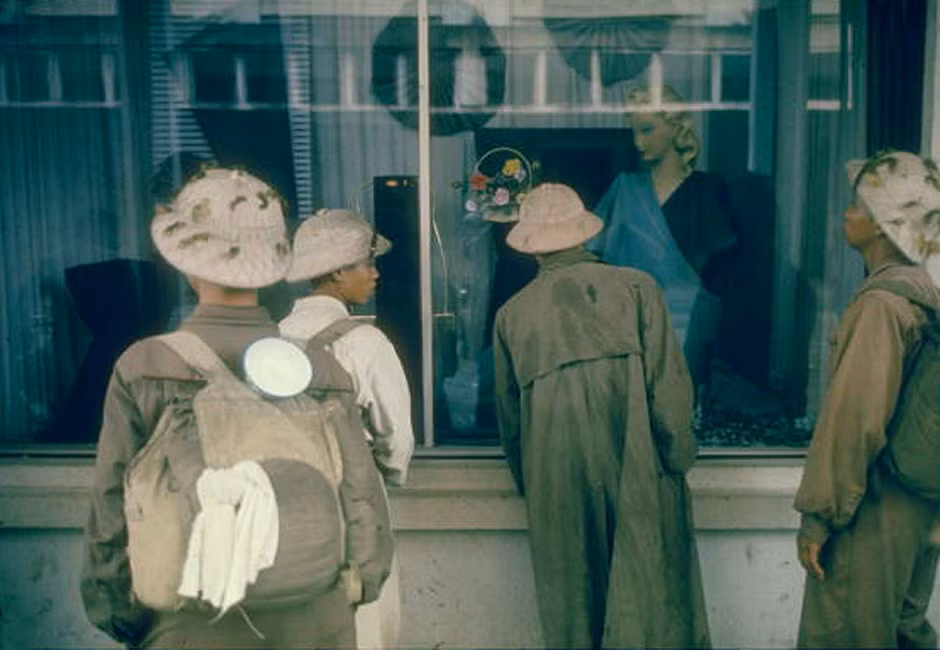 Các chiến sĩ bộ đội còn đeo nguyên ba lô ngắm cửa kính trưng bày hàng tại cửa hàng Bách hóa Tổng hợp.