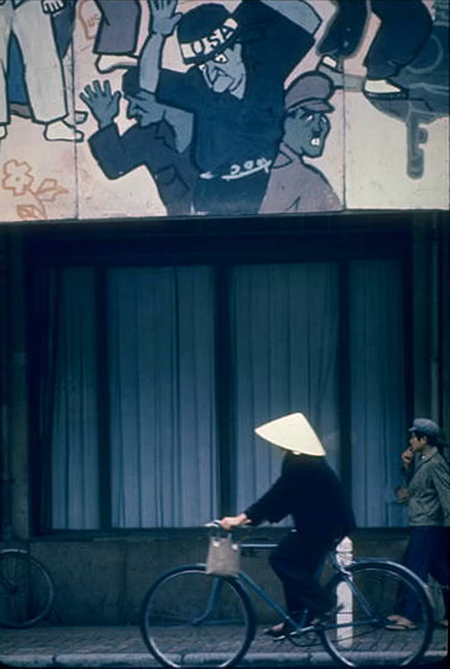 Pa-nô cổ động cho kháng chiến chống Mỹ bên một con đường ở Hà Nội.