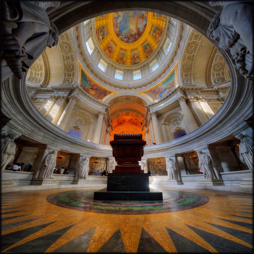 Điện Invalides tiếp tục chức năng dưỡng đường và bệnh viện quân y cho tới cuối thế kỷ 19. Năm 1900, nơi đây chỉ còn 127 bệnh binh trú ngụ và chức năng bệnh viện bị loại bỏ. Dưới thời kỳ Charles de Gaulle, cung điện suýt được sử dụng làm dinh Tổng thống.