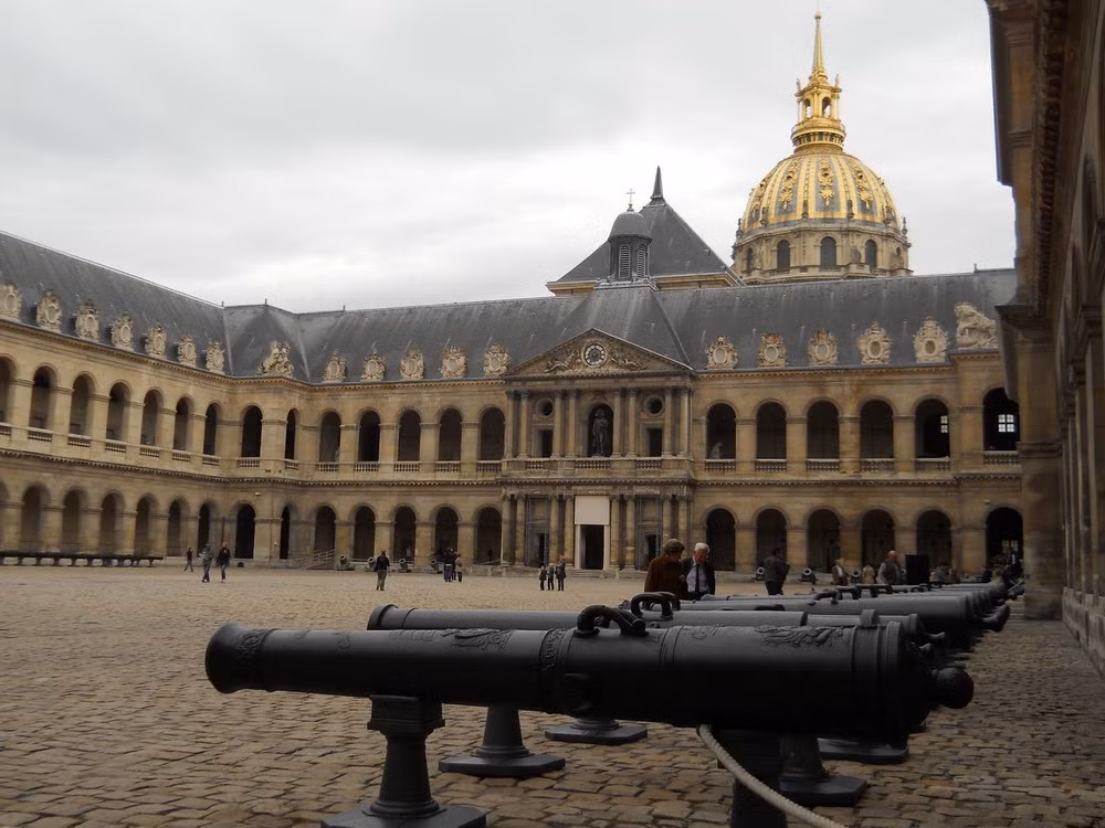 Hiện nay điện Invalides thuộc Viện thương binh quốc gia, tiếp tục là nơi điều dưỡng cho khoảng 100 thương bệnh binh. Đây cũng là một bảo tàng vũ khí nổi tiếng, sở hữu những bộ sưu tập của các vị vua Pháp mà nhiều trong số đó là những hiện vật quan trọng bậc nhất của lịch sử quân sự.