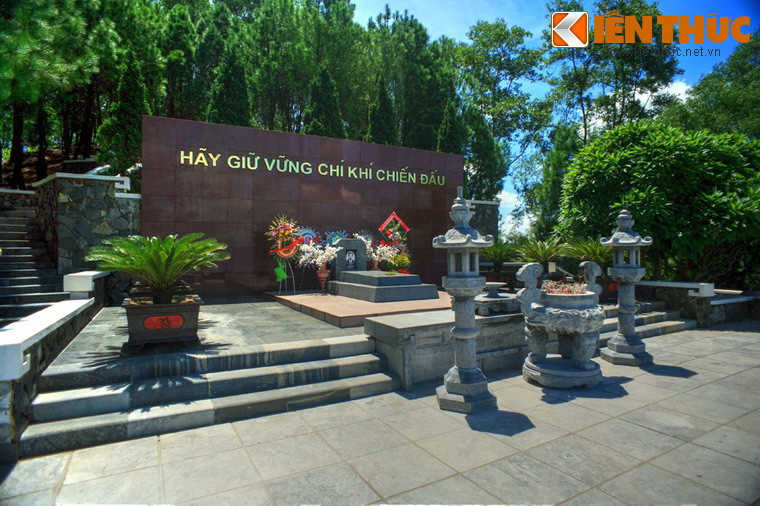 Sau mộ là hàng chữ "Hãy giữ vững chí khí chiến đấu”, lời cố Tổng bí thư nói trước khi trút hơi thở cuối cùng vì đòn tra tấn của thực dân vào ngày 6/9/1931 ở Nhà thương Chợ Quán, Sài Gòn, ở độ tuổi 26.