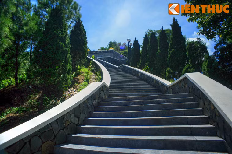 Khu mộ được xây dựng khang trang, dựa vào sườn núi Quần Hội, một ngọn núi có địa thế đẹp của mảnh đất Hà Tĩnh. Đường lên mộ là các bậc thang ốp đá uốn lượn theo triền núi.