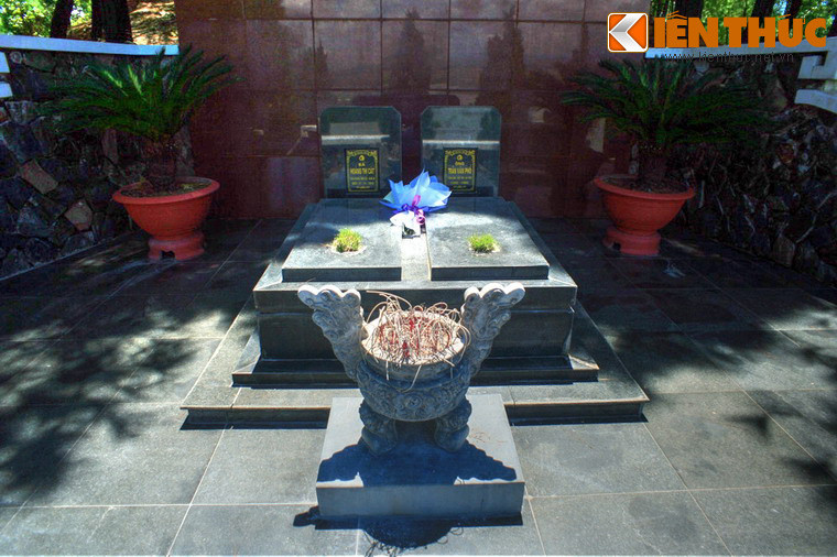 Phía trên mộ cố Tổng bí thư còn ngôi mộ song táng của thân phụ và thân mẫu ông là hai cụ Trần Văn Phố, Hoàng Thị Cát. Ngày nay khu mộ cố Tổng bí thư Trần Phú là một địa điểm đón nhiều người hành hương vào những ngày kỷ niệm trọng đại của đất nước...