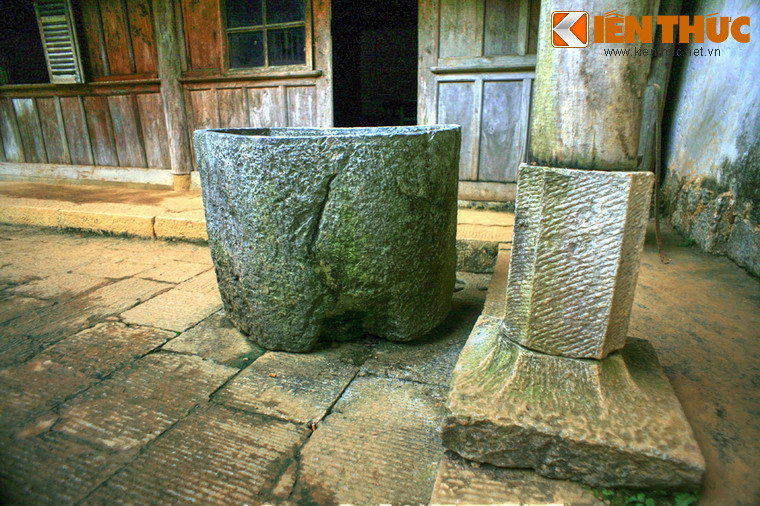 Dù có vẻ ngoài thô mộc, chiếc bồn này đòi hỏi công sức rất lớn của những người thợ làm đá khi họ phải tỉ mẩn khoét rỗng ruột một khối đá lớn với độ chính xác cao.