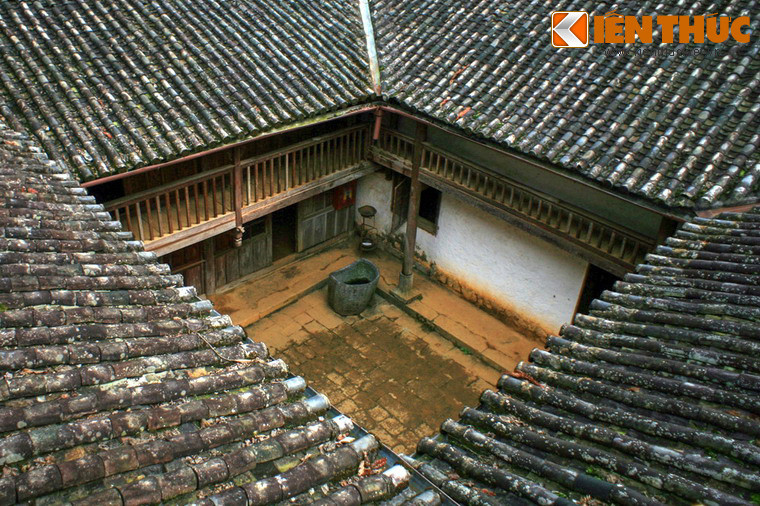 Do rất nặng và khó phá hủy nên chiếc bồn tắm lịch sử đã tồn tại cùng khu dinh thự bề thế sau 1 thế kỷ đầy biến động.