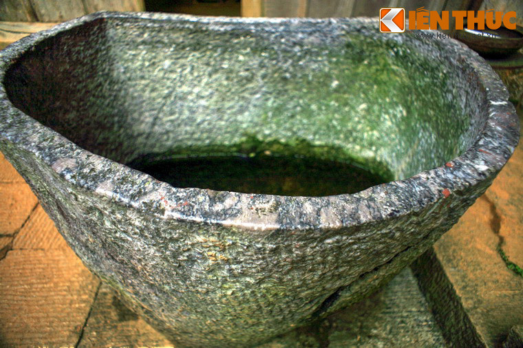 Chỉ có những người vợ của vua Mèo mới được sử dụng bồn, và nước tắm trong bồn không phải nước bình thường mà là sữa dê đun nóng.