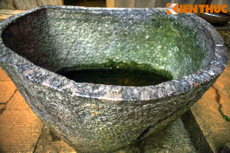 Chỉ có những người vợ của vua Mèo mới được sử dụng bồn, và nước tắm trong bồn không phải nước bình thường mà là sữa dê đun nóng.