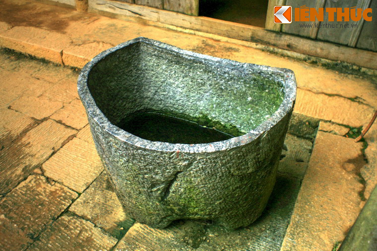 Trong số đó, có một hiện vật hết sức đặc biệt: Chiếc bồn tắm được chế tác từ một tảng đá nguyên khối, nặng hàng trăm kg.