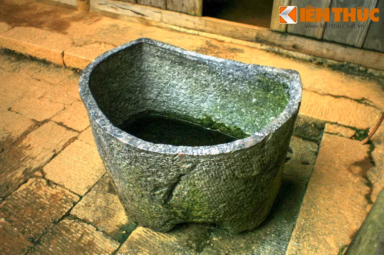 Trong số đó, có một hiện vật hết sức đặc biệt: Chiếc bồn tắm được chế tác từ một tảng đá nguyên khối, nặng hàng trăm kg.