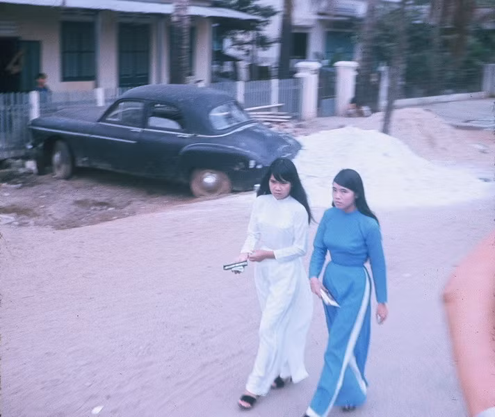 Thiếu nữ áo dài trên phố.