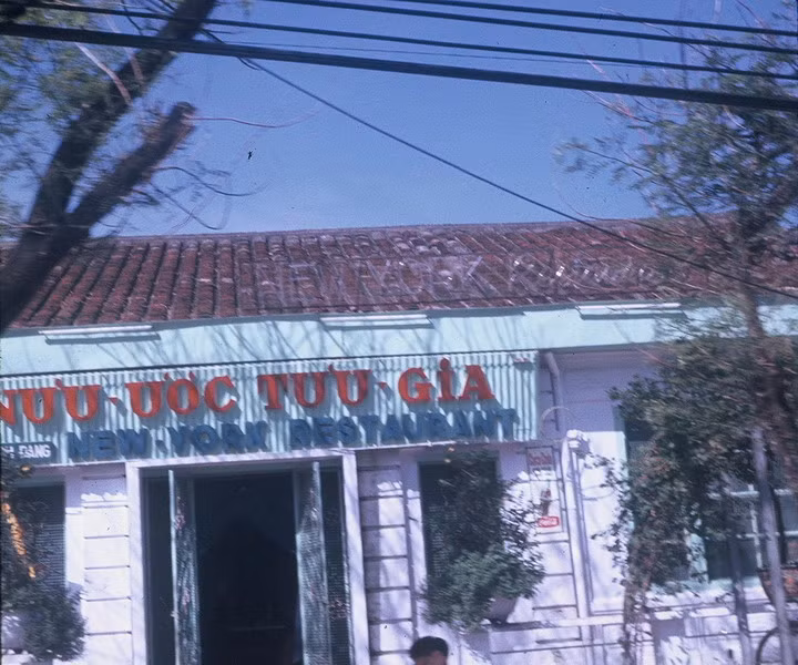 Nhà hàng có tên Nữu Ước Tửu Gia ( New York Restaurant) ở Đà Nẵng.