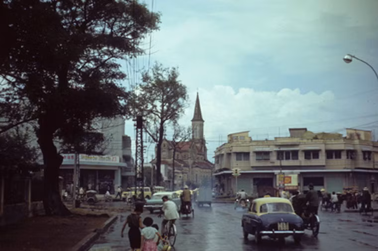 Ngã 5 Thái Bình với nhà thờ Huyện Sĩ ở phía xa.