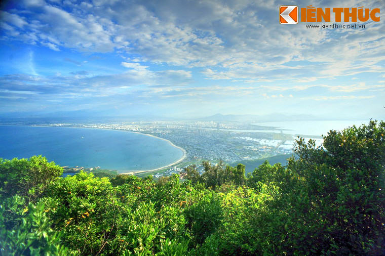 Đó là toàn cảnh thành phố Đà Nẵng hiện ra bên bờ biển xanh ngắt, hay Cảnh rừng núi hùng vĩ của bán đảo Sơn Trà với những cung đường khuất dưới tán cây rừng rậm rạp, phía xa là biển khơi. Cảnh đẹp ở đỉnh Bàn Cờ khiến nhiều lữ khách không khỏi luyến tiếc khi phải rời khỏi nơi đây.