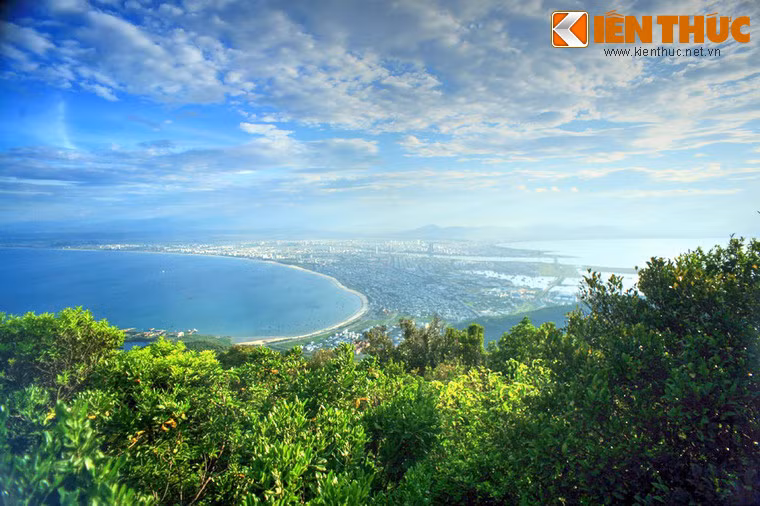 Đó là toàn cảnh thành phố Đà Nẵng hiện ra bên bờ biển xanh ngắt, hay Cảnh rừng núi hùng vĩ của bán đảo Sơn Trà với những cung đường khuất dưới tán cây rừng rậm rạp, phía xa là biển khơi. Cảnh đẹp ở đỉnh Bàn Cờ khiến nhiều lữ khách không khỏi luyến tiếc khi phải rời khỏi nơi đây.