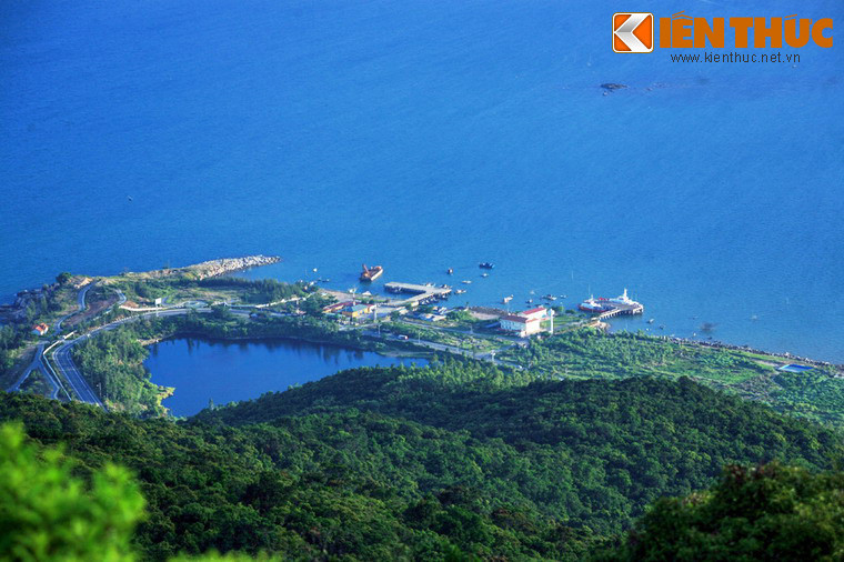 3. Nằm cách chùa Linh Ứng không xa có hồ Xanh, một thắng cảnh của Sơn Trà. Đây là một hồ nước ngọt mang vẻ đẹp thơ mộng, là địa điểm chụp ảnh cưới quen thuộc trên bán đảo này.