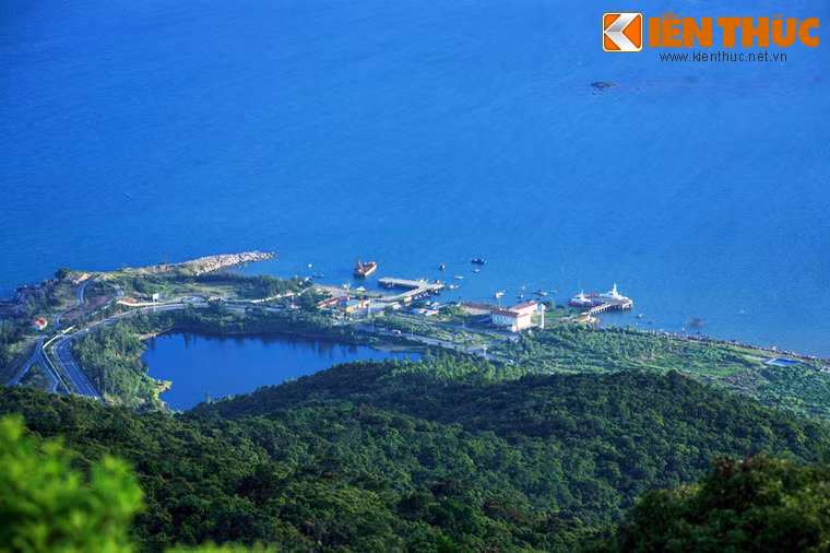 3. Nằm cách chùa Linh Ứng không xa có hồ Xanh, một thắng cảnh của Sơn Trà. Đây là một hồ nước ngọt mang vẻ đẹp thơ mộng, là địa điểm chụp ảnh cưới quen thuộc trên bán đảo này.