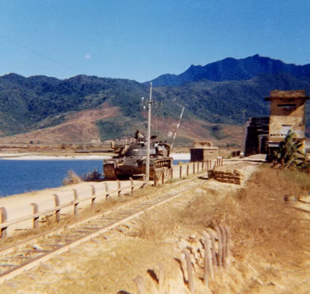 Xe tăng Mỹ án ngữ một đầu cầu.