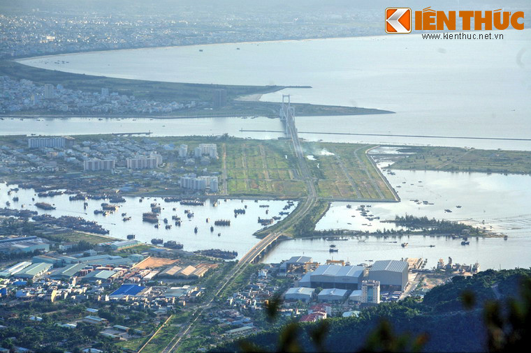 Câu này dịch nghĩa là: “Đền Tùng Giang. Đền ở cửa biển Tư Khách, huyện Tư Vinh, còn một đền nữa ở cửa biển Đà Nẵng, Quảng Nam”. Như vậy "Đà Nẵng" được đề cập ở đây không phải là một địa danh hành chính mà chỉ là tên gọi của một cửa biển. Ảnh: Khu vực cửa sông Hàn.