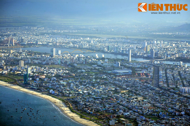 Nằm ở duyên hải Nam Trung Bộ, Đà Nẵng là thành phố du lịch nổi tiếng, được mệnh danh là "thành phố đáng sống nhất Việt Nam". Cho đến nay, nguồn gốc tên gọi thành phố Đà Nẵng vẫn làm tốn không ít giấy mực của các nhà nghiên cứu. Ảnh: Đà Nẵng nhìn từ bán đảo Sơn Trà