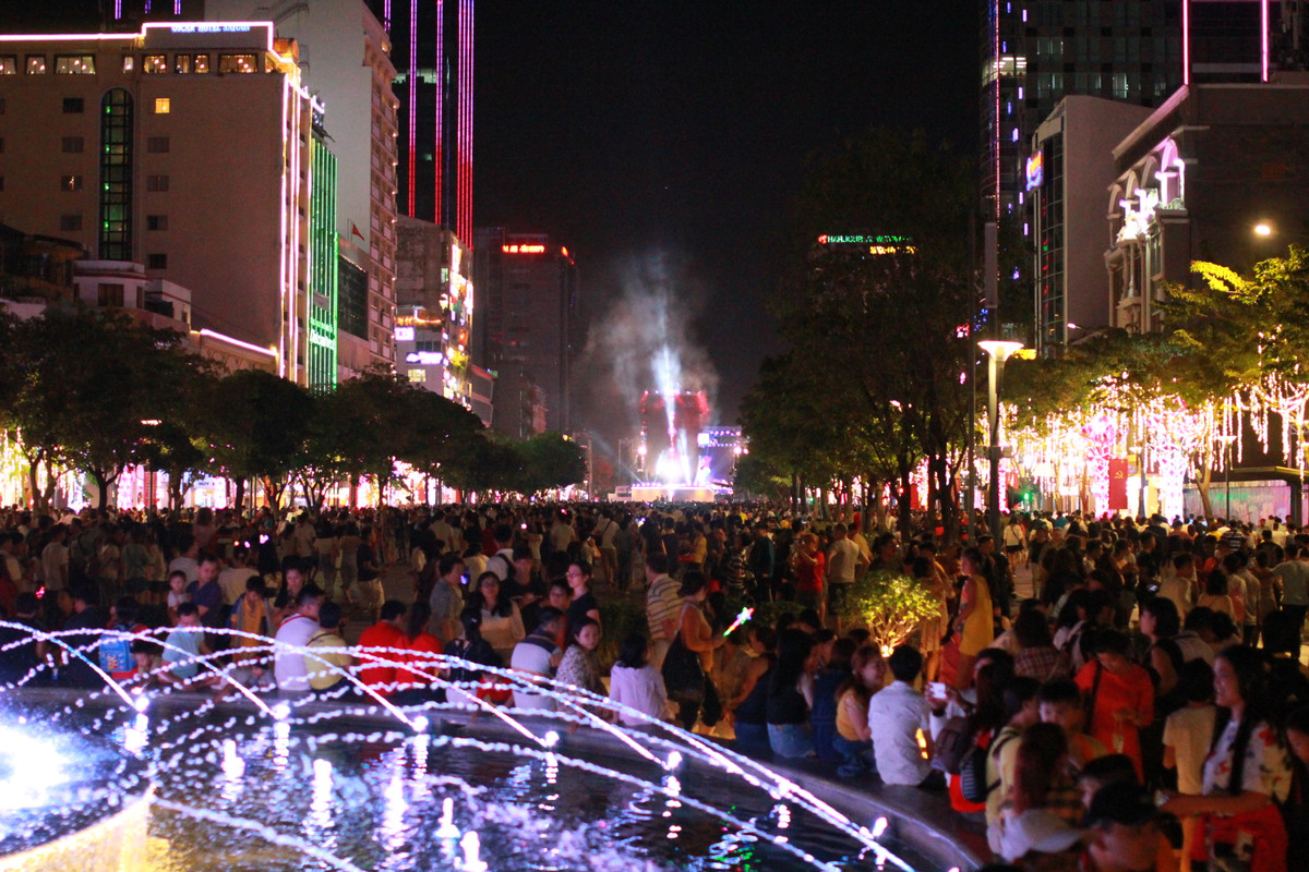  Đêm 31/12/2019, hàng vạn người đổ xuống các khu vực trung tâm như phố đi bộ Nguyễn Huệ, bến Bạch Đằng,... để chờ đón màn pháo hoa chào đón Tết Dương lịch 2020. 