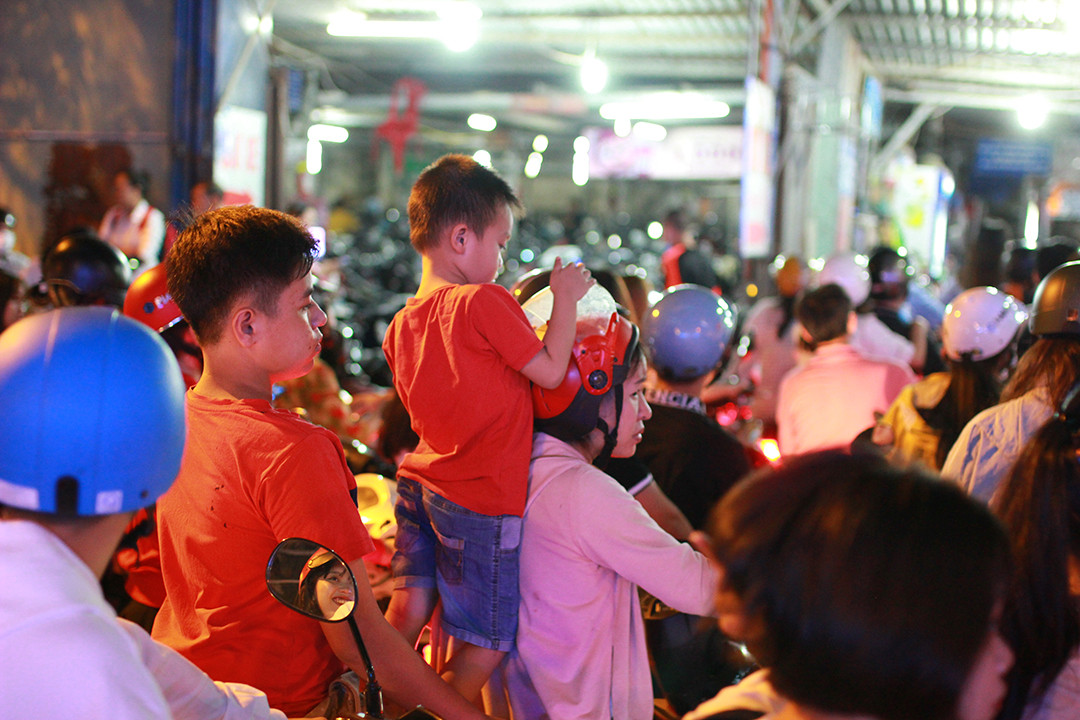  Các bãi gửi xe gần phố Nguyễn Huệ chật cứng vì lượng xe quá đông, tuy nhiên dòng người vẫn đổ về, xếp hàng dài chờ để gửi xe. 