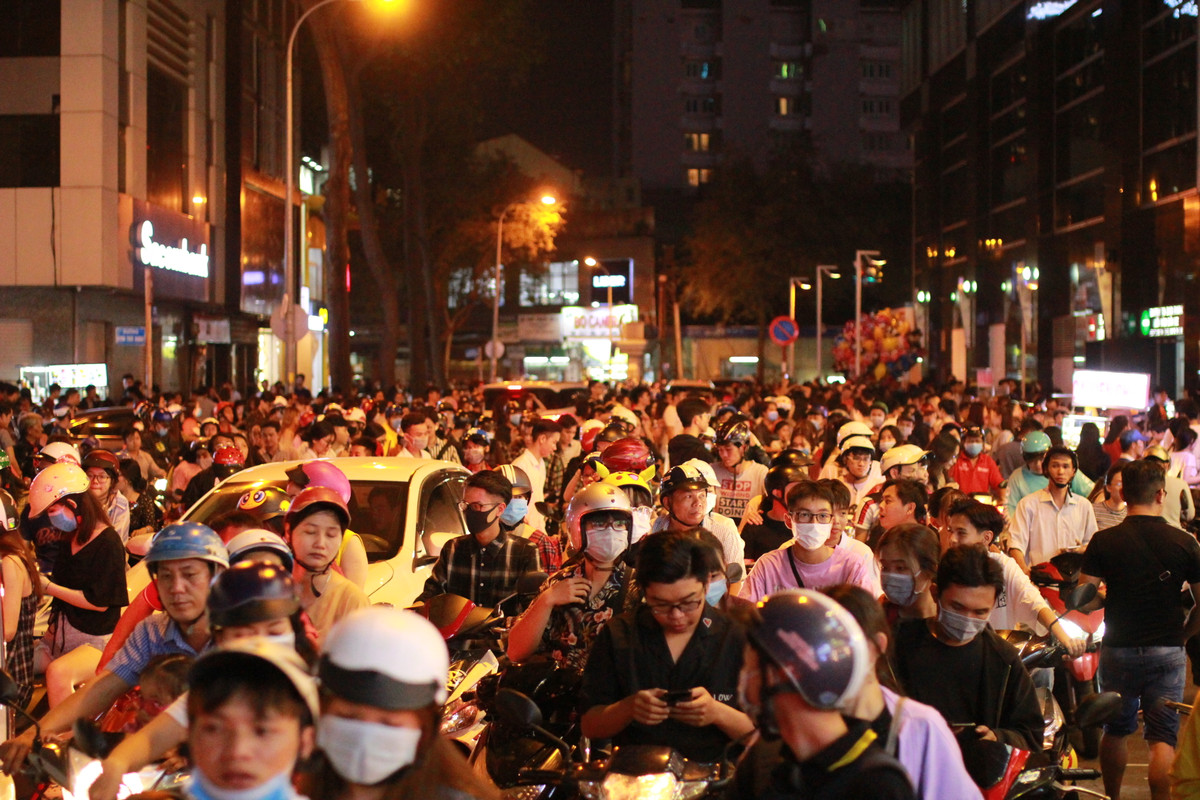  Đến 22h, người dân càng đổ về nhiều hơn khiến giao thông ở các đường như Hàm Nghi, Lê Thánh Tôn, Hai Bà Trưng kẹt cứng, các phương tiện chôn chân cả giờ đồng hồ. 