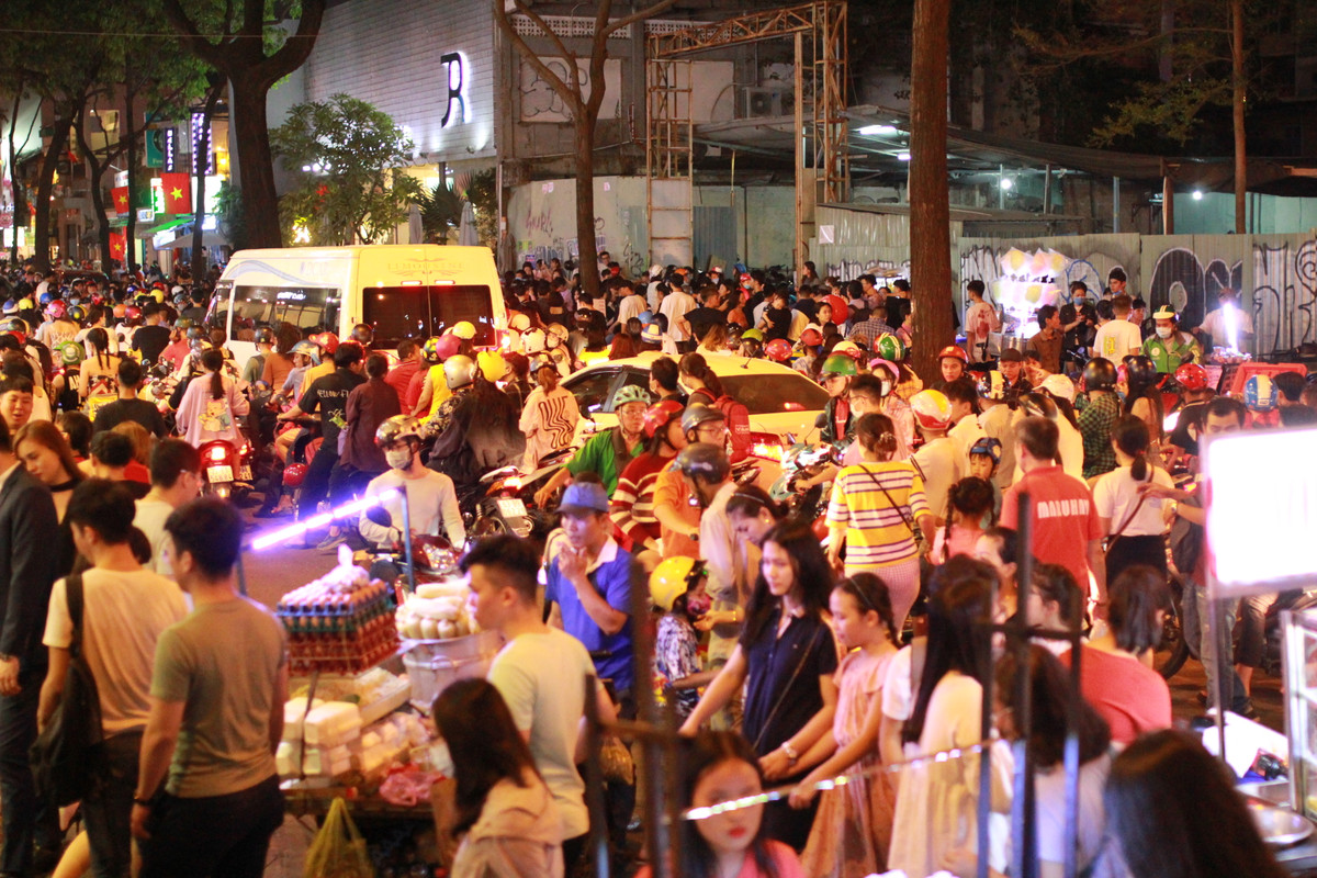  Trên đường Hàm Nghi, dòng người đổ về càng đông đúc khiến giao thông trở nên hỗn loạn. 