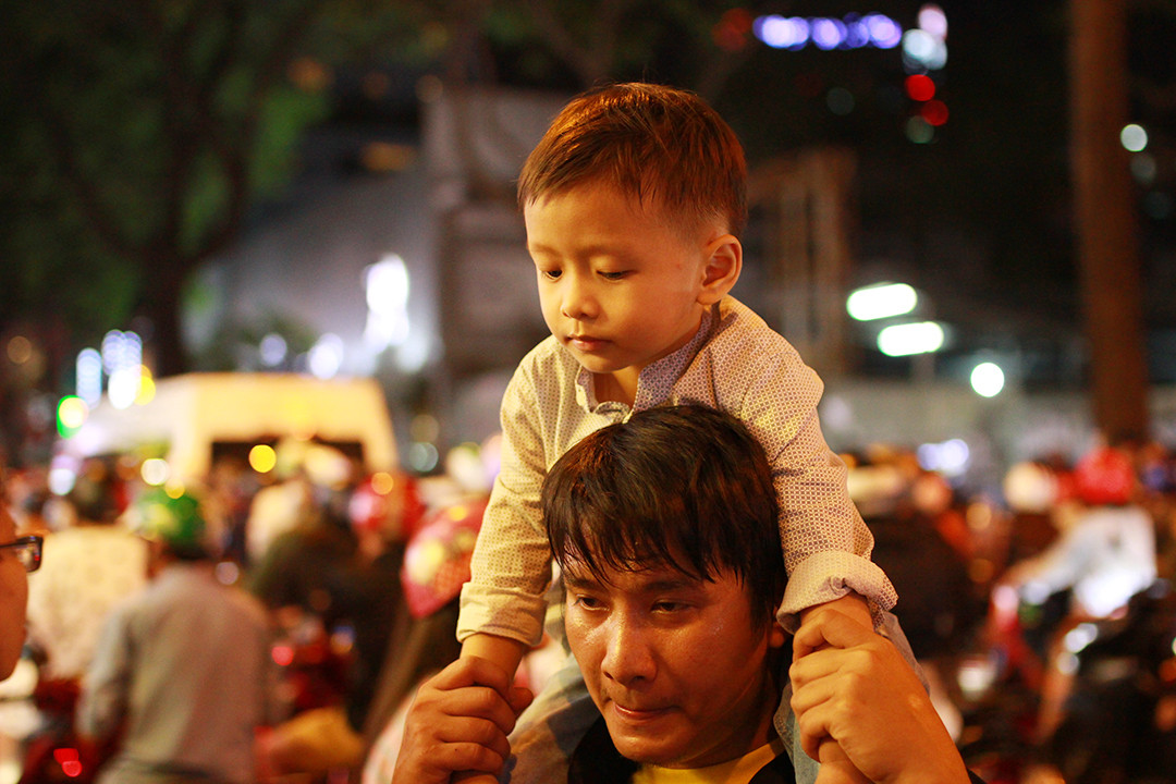  Một số người phải cho con ngồi lên vai để đưa ra khỏi khu vực kẹt. 