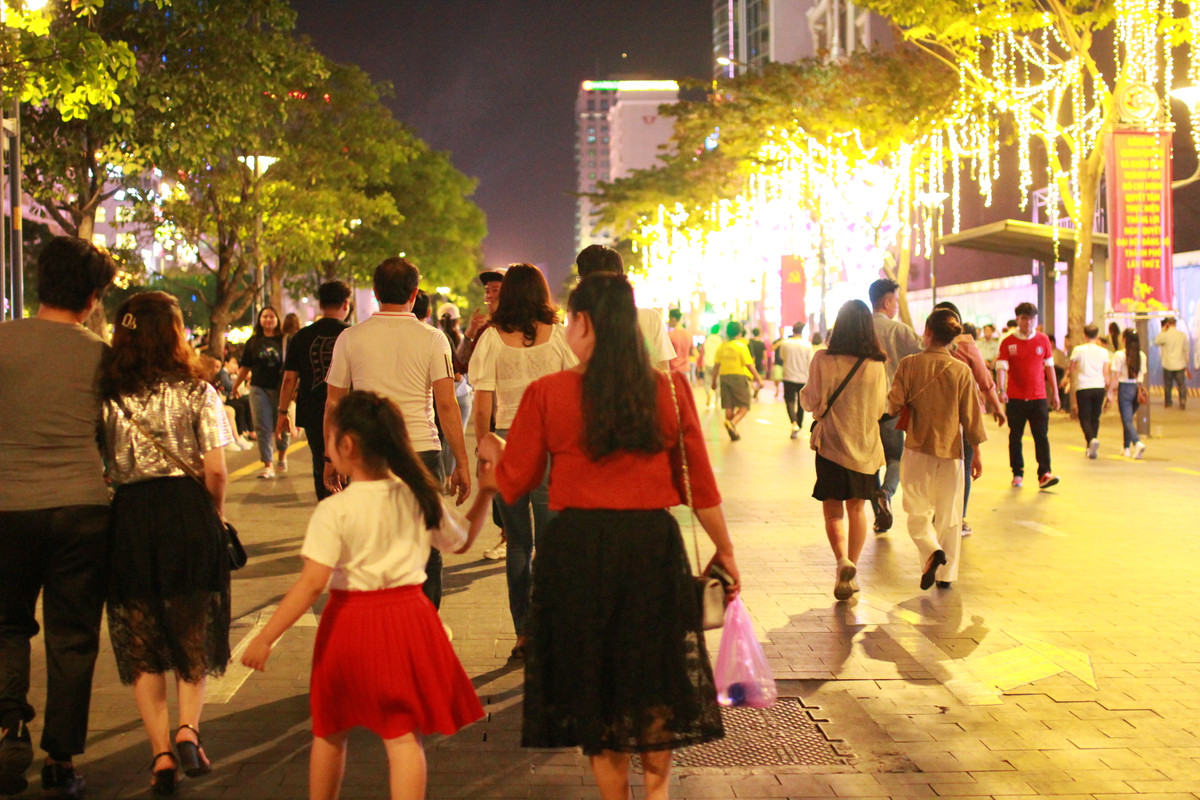  Đến 21h30, các tuyến đường dẫn vào trung tâm như: Nguyễn Văn Trỗi, Hàm Nghi, Nam Kỳ Khởi Nghĩa, Lê Thánh Tôn, Đồng Khởi, Nguyễn Huệ, Lê Duẩn, Tôn Đức Thắng, Hai Bà Trưng… đông nghịt người. Nhiều gia đình, các bạn trẻ bắt đầu kéo nhau xuống phố Nguyễn Huệ. 