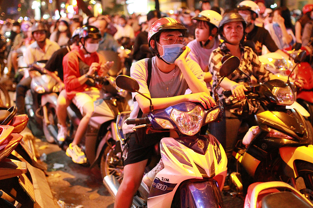  Các phương tiện bị chôn chân, không thể di chuyển trên đường Hàm Nghi. 