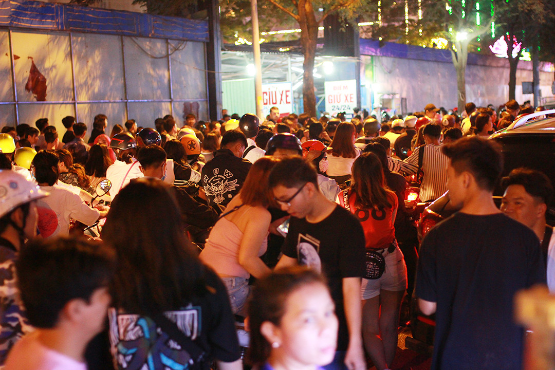  Dòng người ùn ứ kéo dài trước các bãi gửi xe.