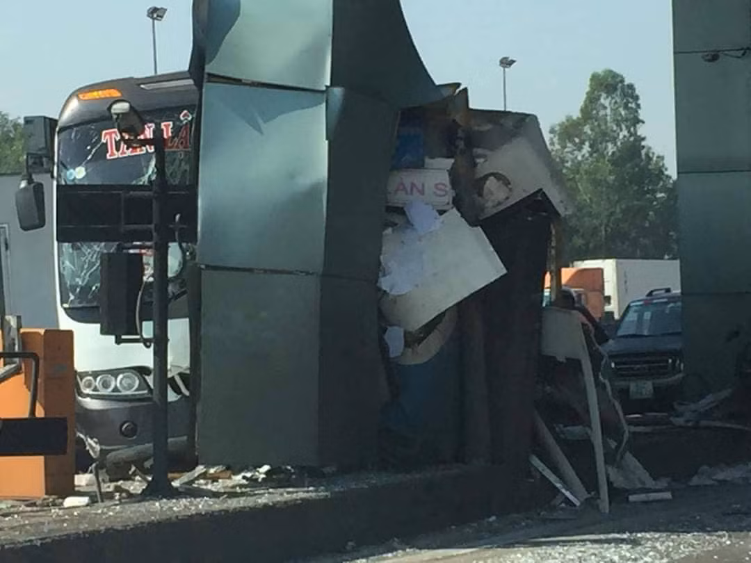 Xe khach dam nat tram thu phi BOT tren cao toc TP HCM - Trung Luong-Hinh-2