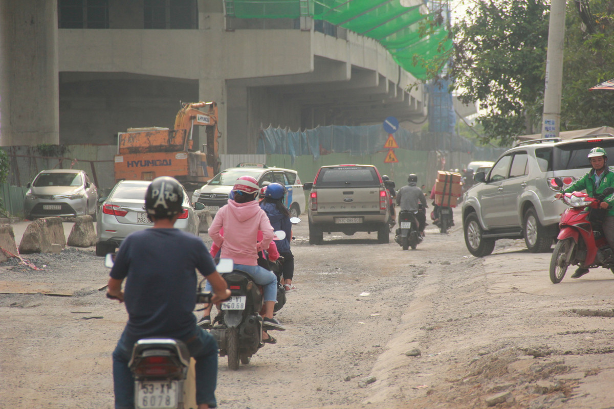 Khu nha giau Sai Gon: Nang thi bui mu o nhiem, mua xuong duong ngap nhu song-Hinh-6