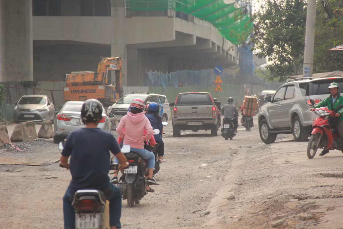Khu nha giau Sai Gon: Nang thi bui mu o nhiem, mua xuong duong ngap nhu song-Hinh-6