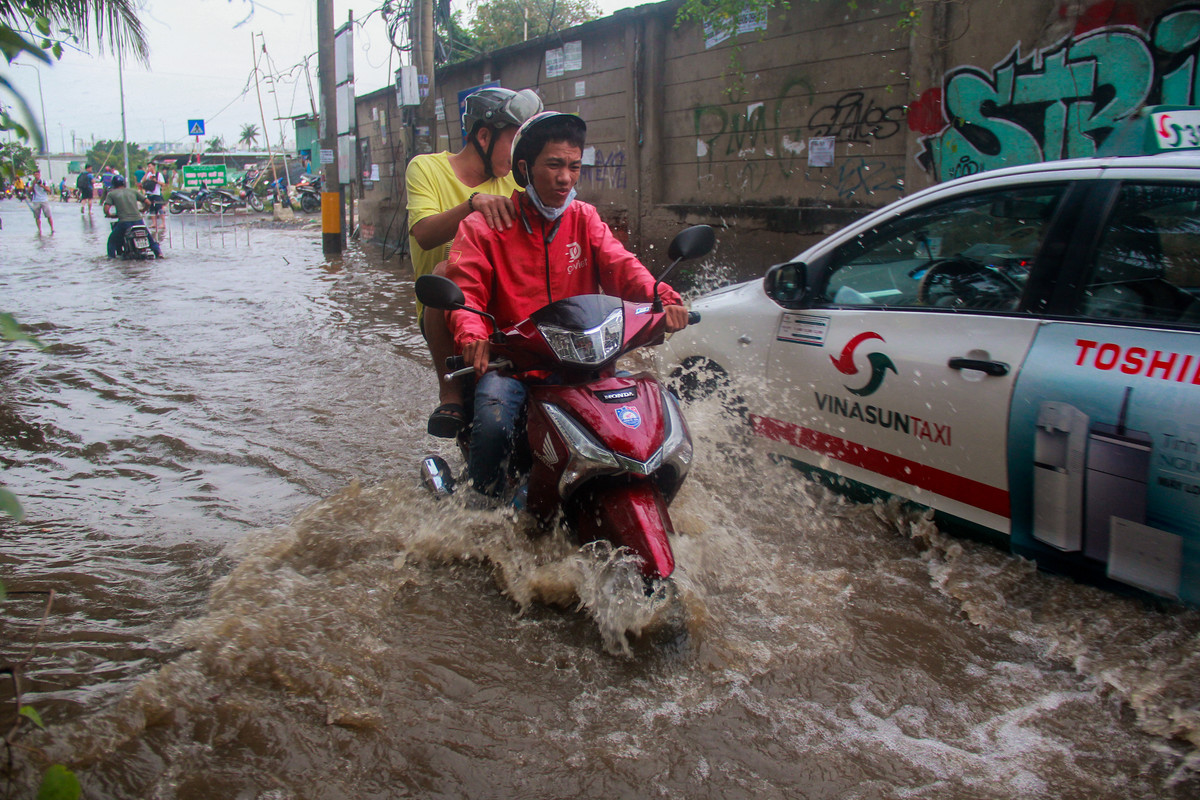 Khu nha giau Sai Gon: Nang thi bui mu o nhiem, mua xuong duong ngap nhu song-Hinh-7