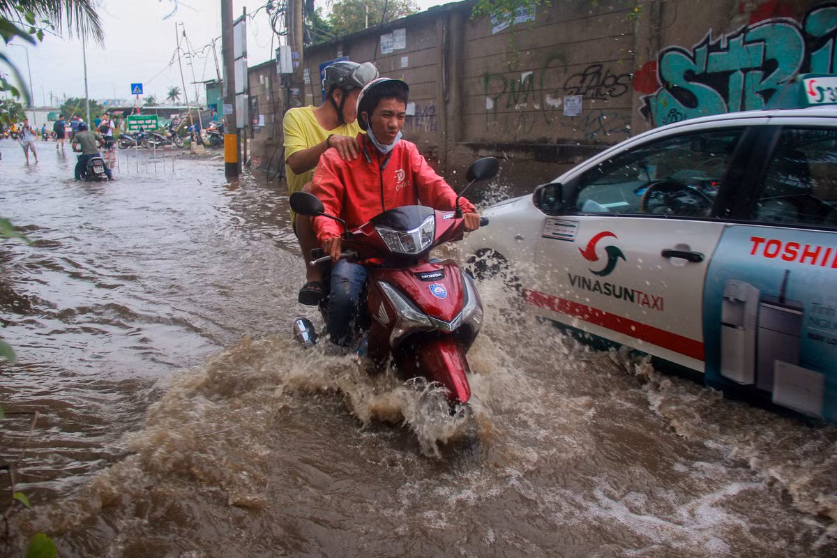 Khu nha giau Sai Gon: Nang thi bui mu o nhiem, mua xuong duong ngap nhu song-Hinh-7