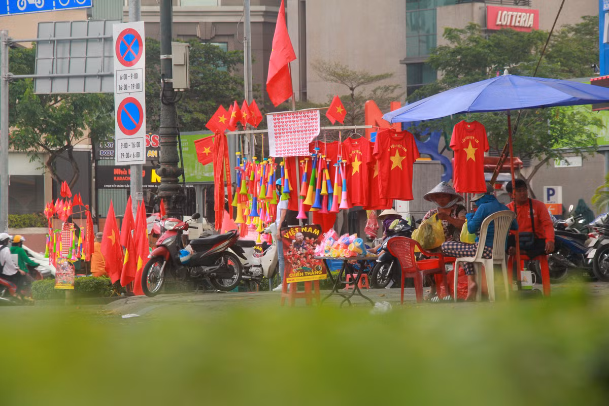 Màu đỏ rực rỡ nhiều góc đường trung tâm TP.HCM trước trận Việt Nam - Indonesia.