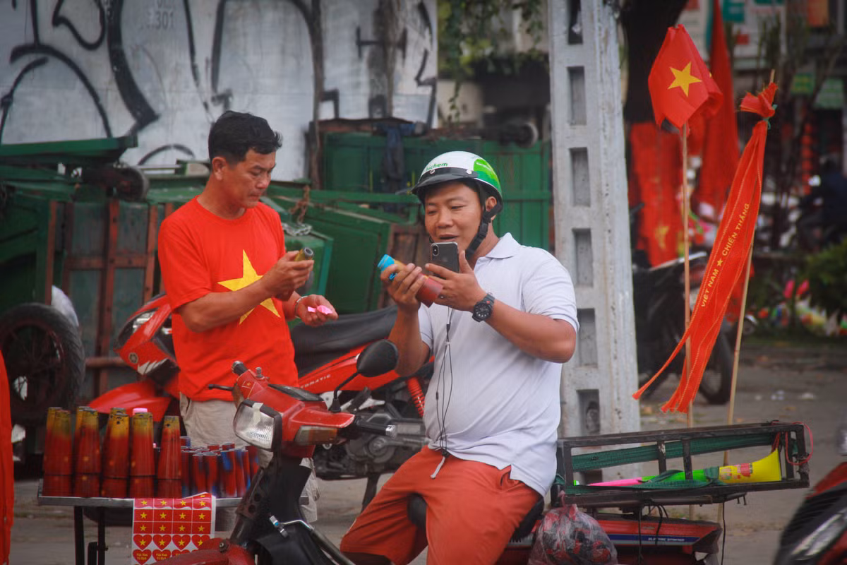 Anh Nguyễn Hoàng Anh (ngụ quận 5, TP.HCM) chia sẻ: "Mình hy vọng đội tuyển Việt Nam sẽ giữ vững tinh thần, giành chiến thắng trong chung kết tối nay để mang vinh quang về cho Tổ quốc và người hâm mộ".