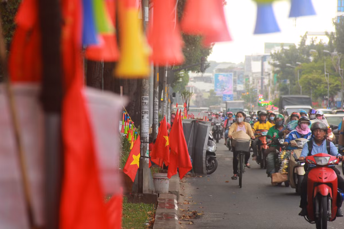 Theo một số người kinh doanh, hiện tại thì lượng người mua vẫn chưa quá nhiều, nhưng nếu tối nay Việt Nam chiến thắng, rất có thể các phụ kiện này sẽ cháy hàng vì lượng cổ động viên đổ ra đường ăn mừng sẽ rất đông.